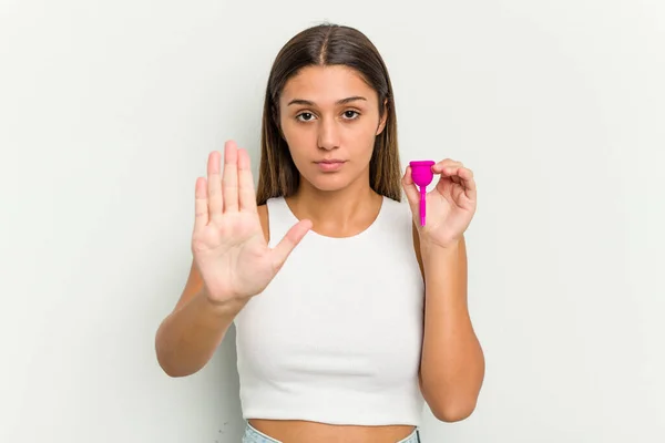 Junge Frau Mit Einer Menstruationstasse Auf Weißem Hintergrund Isoliert Stehend — Stockfoto