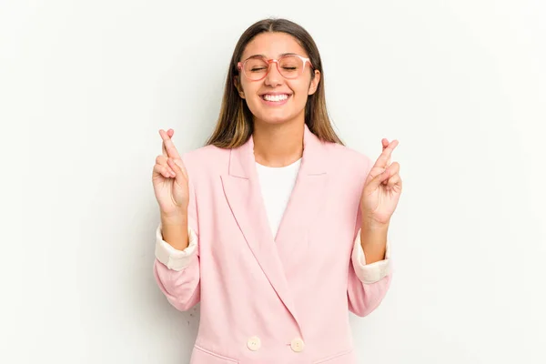 Jonge Indiaanse Vrouw Geïsoleerd Witte Achtergrond Kruising Vingers Voor Het — Stockfoto