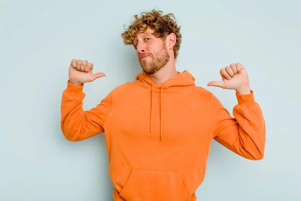 Junge Kaukasische Mann Isoliert Auf Blauem Hintergrund Fühlt Sich Stolz — Stockfoto