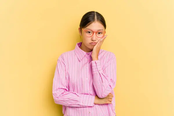 Junge Asiatin Isoliert Auf Gelbem Hintergrund Die Gelangweilt Und Müde — Stockfoto