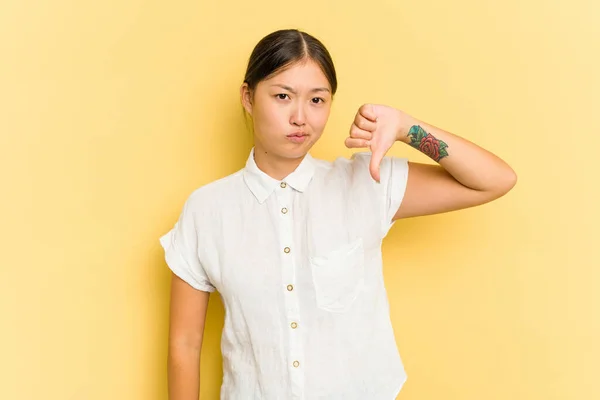 Jovem Ásia Mulher Isolado Amarelo Fundo Mostrando Polegar Para Baixo — Fotografia de Stock