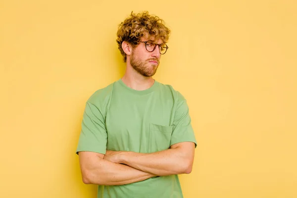 Young Caucasian Man Isolated Yellow Background Suspicious Uncertain Examining You — Stock Photo, Image