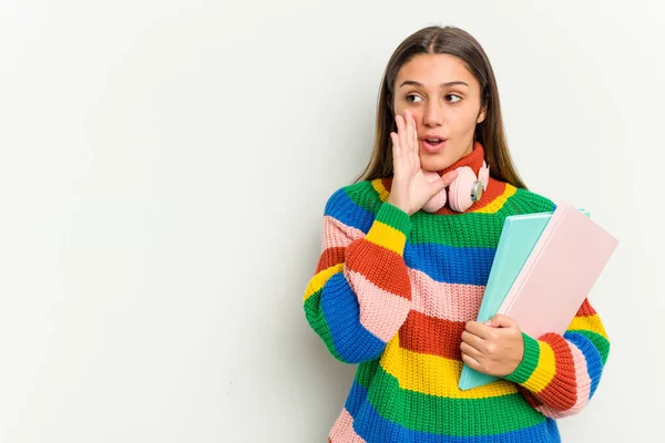 Ung Student Indisk Kvinna Isolerad Vit Bakgrund Säger Hemlig Het — Stockfoto