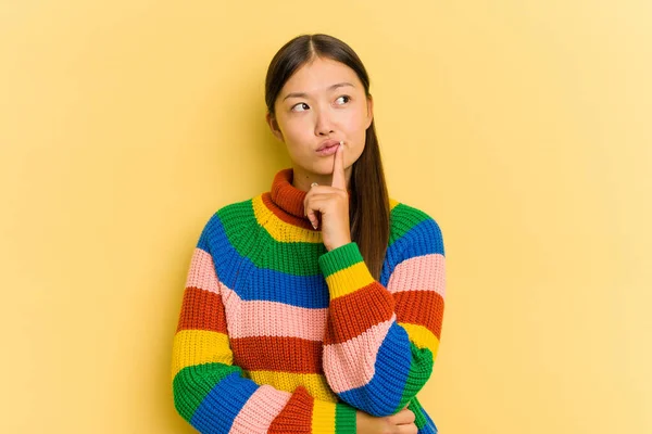 Porträtt Ganska Ung Asiatisk Kvinna Isolerad Gul Bakgrund — Stockfoto