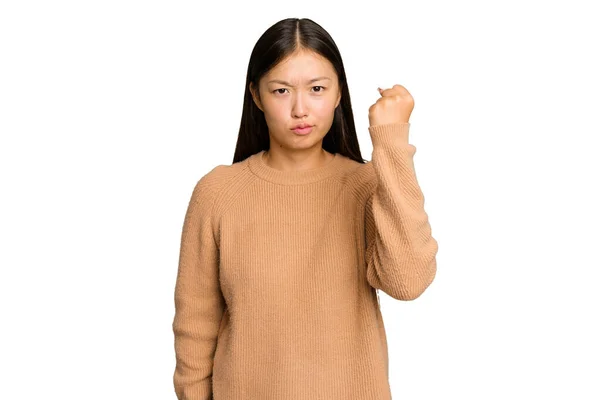 年轻的亚洲女人在绿色的背景上被隔离 对着镜头 脸上充满攻击性的表情 — 图库照片