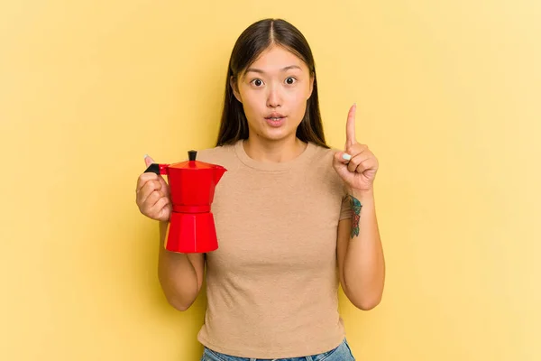 Mujer Asiática Joven Sosteniendo Cafetera Aislada Sobre Fondo Amarillo Que —  Fotos de Stock