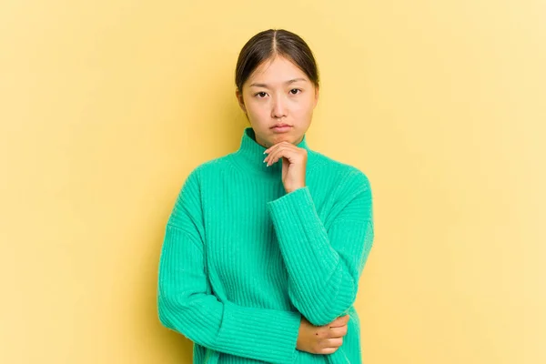 Jeune Femme Asiatique Isolée Sur Fond Jaune Suspecte Incertaine Vous — Photo
