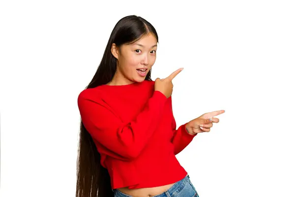 Ung Asiatisk Kvinna Isolerad Grön Kroma Bakgrund Pekar Med Pekfingrar — Stockfoto