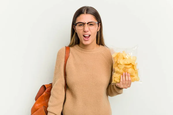 Giovane Studente Donna Indiana Tenuta Crips Isolato Sfondo Bianco Urlando — Foto Stock