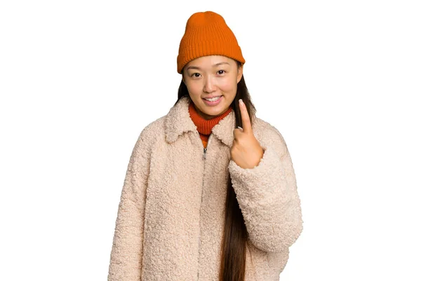 Ung Asiatisk Kvinna Bär Vinterkläder Isolerad Grön Krom Bakgrund Pekar — Stockfoto