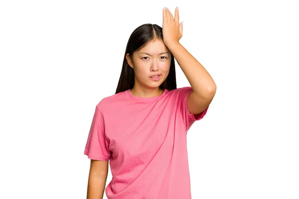 年轻的亚洲女人被绿色的背景隔离 忘记了什么 用手掌拍拍额头 闭着眼睛 — 图库照片