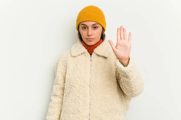 Mujer India Joven Con Chaqueta Invierno Aislada Sobre Fondo Blanco —  Fotos de Stock