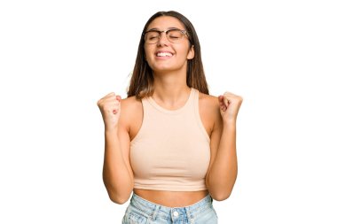 Genç Hintli kadın zafer, tutku ve coşkuyu kutlayan kesme arkaplanı izole etti, mutlu bir ifade..