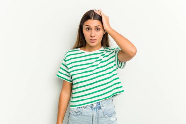 Beyaz arka planda izole edilmiş genç bir Hintli kadın şok geçiriyordu. Önemli bir buluşmayı hatırladı..