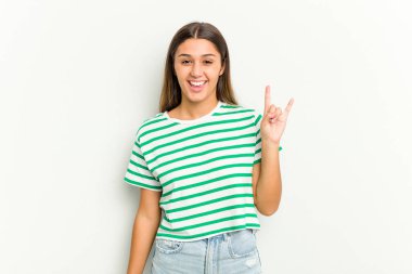 Beyaz arka planda izole edilmiş genç Hintli kadın boynuzlarını devrim konsepti olarak gösteriyor..