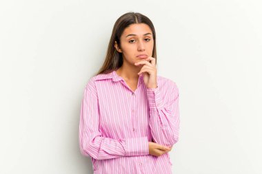 Genç Hintli kadın beyaz arka planda izole edilmiş düşünüyor, bakıyor, yansıtıyor, düşünüyor, hayal kuruyor..