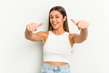 Genç Hintli kadın beyaz arka planda izole edilmiş. Baş parmağını kaldırıyor, gülümsüyor ve kendinden emin..