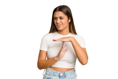 Genç Hintli kadın, kesme işlemini durduran bir jest gösteriyor..