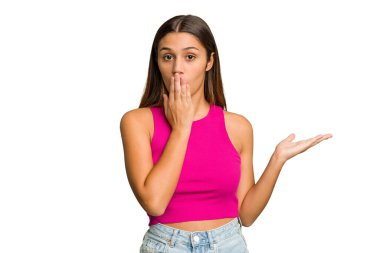 Genç Hintli kadın kesme arkaplanını izole etti. Kopya alanını avuçlarında tutmaktan etkilendi..