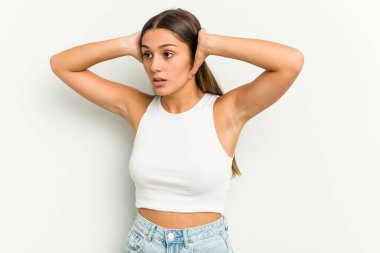 Beyaz arka planda izole edilmiş genç bir Hintli kadın çığlık atıyor, çok heyecanlı, tutkulu, bir şeyden memnun..