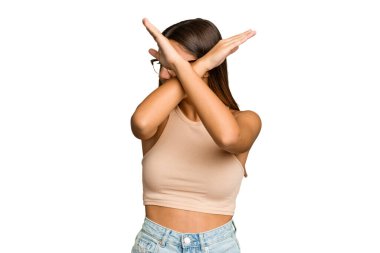 Genç Hintli kadın kesme geçmişini izole etti iki kolu çapraz tutuyor, inkar kavramı.