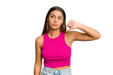 Genç Hintli bir kadın, hoşlanmadığı bir jesti gösteren kesme izole edilmiş arka plan, baş parmak aşağı. Anlaşmazlık konsepti.