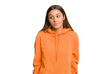 Genç Hintli kadın kesme izole arka plan omuz silkme ve açık gözler.