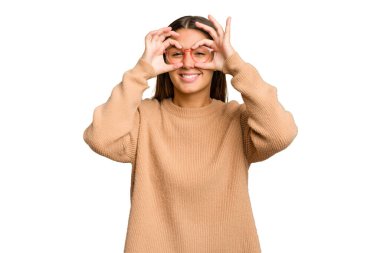 Genç Hintli kadın kesme izole edilmiş arka plan heyecan verici Tamam göz jest tutmak.