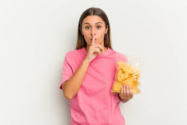 Genç Hintli kadın beyaz arka planda izole edilmiş mahkumları tutuyor ya sır saklıyor ya da sessizlik istiyor..