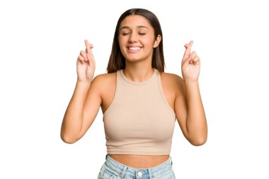 Genç Hintli kadın, arka plandaki kesikleri şans dilemek için ayırdı.