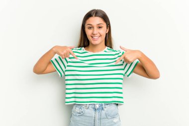 Beyaz arka planda izole edilmiş genç Hintli kadın parmakları aşağıda, olumlu hisler içinde..