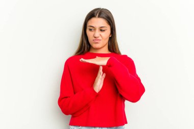 Beyaz arka planda izole edilmiş genç Hintli kadın bir mola hareketi gösteriyor..