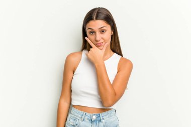 Genç Hintli bir kadın beyaz arka planda izole edilmiş. Bir strateji planlıyor, bir iş yolu düşünüyor..