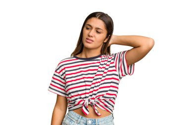 Genç Hintli kadın, kesme geçmişini izole etti. Yorgun ve uykulu bir şekilde ellerini başının üstünde tutuyor..