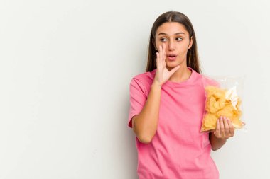 Sakatları beyaz arka planda tutan genç Hintli kadın gizli sıcak fren haberini veriyor ve kenara bakıyor.