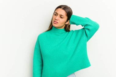 Beyaz arka planda izole edilmiş genç bir Hintli kadın yorgun ve uykulu ellerini başının üstünde tutuyor..