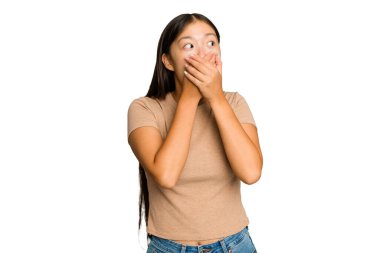 Genç Asyalı kadın yeşil krom arka planda izole edilmiş. Düşünceli bir şekilde bir fotokopi odasına bakıyor. Ağzını eliyle kapatıyor..