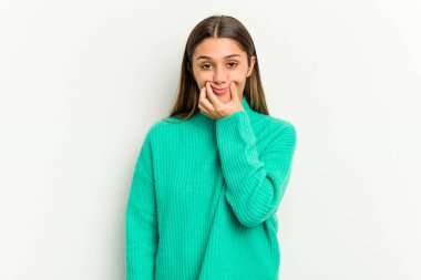 Genç Hintli bir kadın beyaz arka planda iki seçenek arasında şüphe içinde..