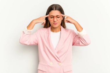 Beyaz arka planda izole edilmiş genç Hintli kadın bir göreve odaklanmış, işaret parmaklarını işaret ediyor..