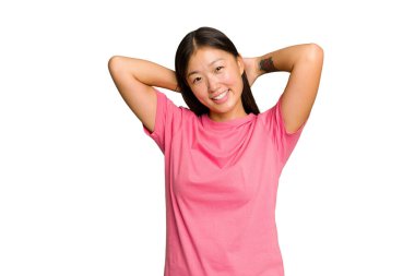 Yeşil krom arka planda izole edilmiş genç Asyalı kadın kollarını uzatıyor, rahat pozisyonda..