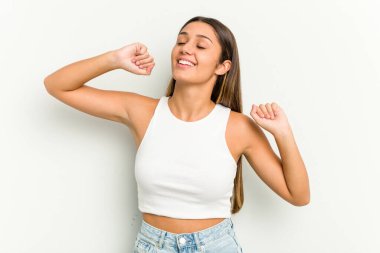 Beyaz arka planda izole edilmiş genç Hintli kadın özel bir günü kutluyor, atlıyor ve enerji ile kollarını kaldırıyor..