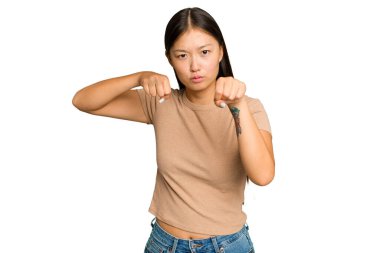 Genç Asyalı bir kadın yeşil krom arka planda izole edilmiş. Yumruk atıyor, sinirleniyor, tartışıyor, boks yapıyor..