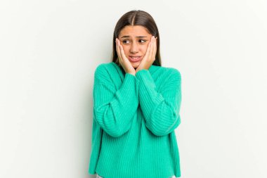 Genç Hintli kadın beyaz arka planda izole edilmiş korkmuş ve korkmuş.