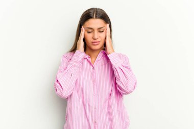 Genç Hintli bir kadın beyaz arka planda izole edilmiş, başı ağrıyor, yüzüne dokunuyor..