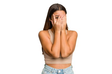 Genç Hintli kadın kesme arkaplanını izole etti parmaklarıyla göz kırp korkmuş ve gergin.