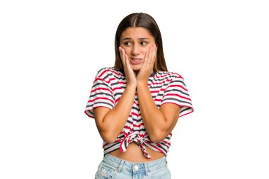 Genç Hintli kadın kesme izole arka plan korkmuş ve korkmuş.