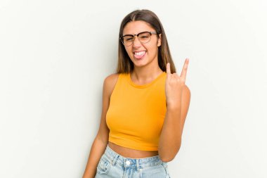 Beyaz arka planda izole edilmiş genç Hintli kadın parmaklarıyla kaya hareketi gösteriyor.