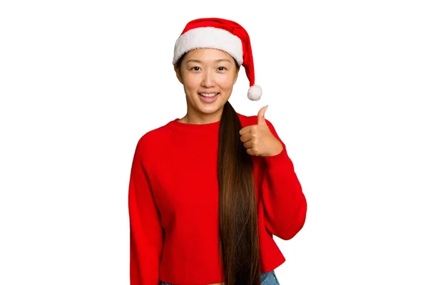 Genç Asyalı Kadın Yeşil Renkli Arka Planda Izole Edilmiş Noel — Stok fotoğraf