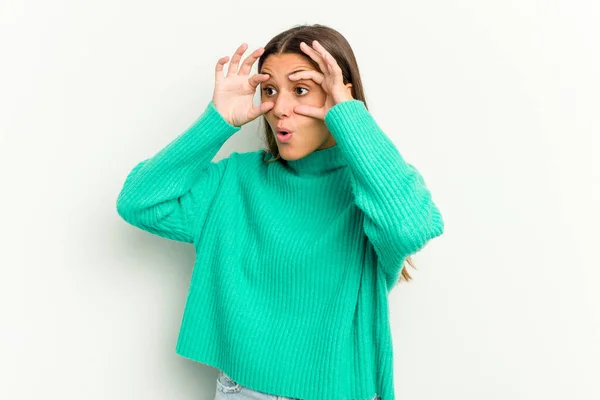 Jovem Indiana Isolada Fundo Branco Mantendo Olhos Abertos Para Encontrar — Fotografia de Stock