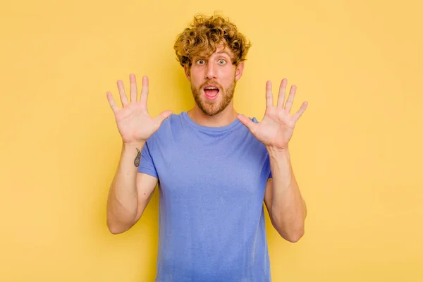 Ung Kaukasisk Man Isolerad Gul Bakgrund Får Trevlig Överraskning Upphetsad — Stockfoto